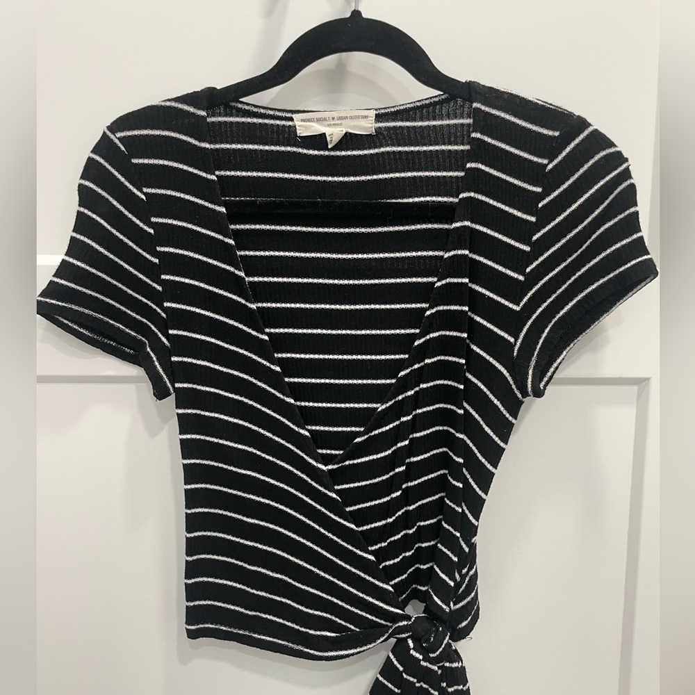 Urban Outfitters M black/white v-neck blouse